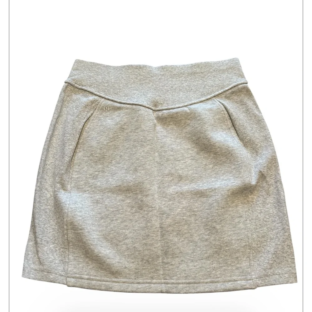 Lululemon Scuba HighRise Mini Skirt Heathered Core Ultra Light Gray Med NWT - Picture 6 of 9